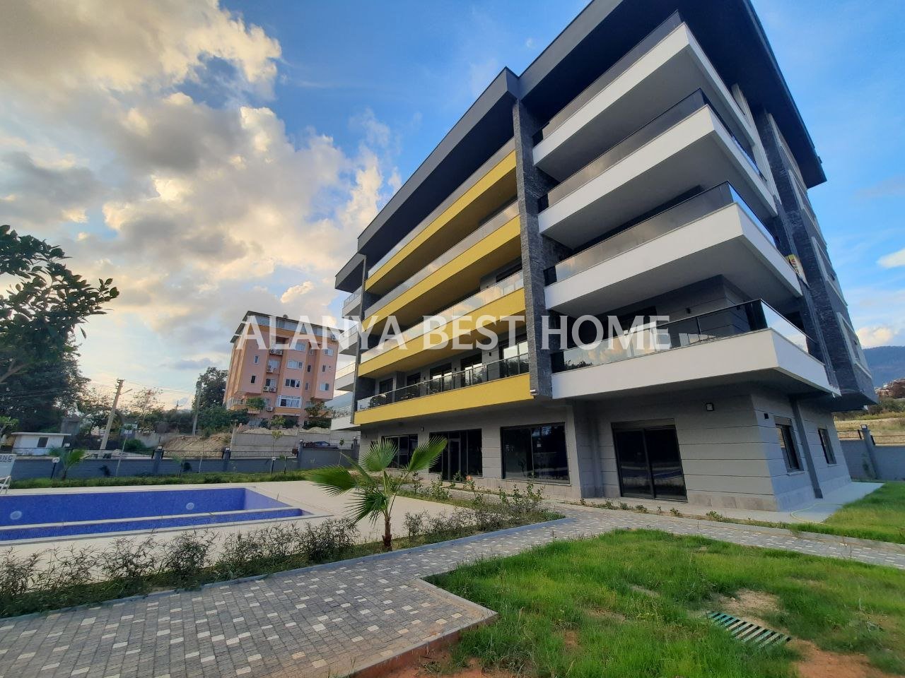 ALANYA OBA'DA AKTİVİTELİ SİTE İÇERİSİNDE 4+1 AYRI MUTFAKLI 300 m2 DUBLEKS DAİRE