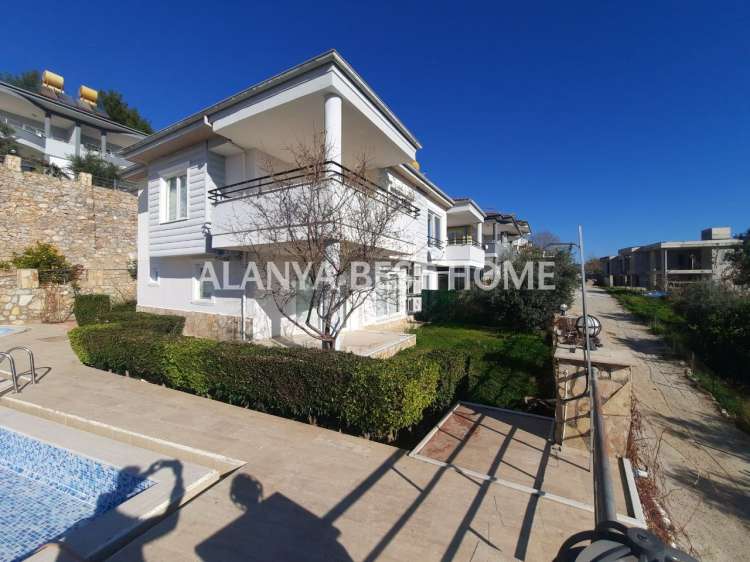 BÜYÜKHASBAHÇE'DE SİTE İÇERİSİNDE DENİZ VE KALE MANZARALI VATANDAŞLIĞA UYGUN 3+1 VİLLA