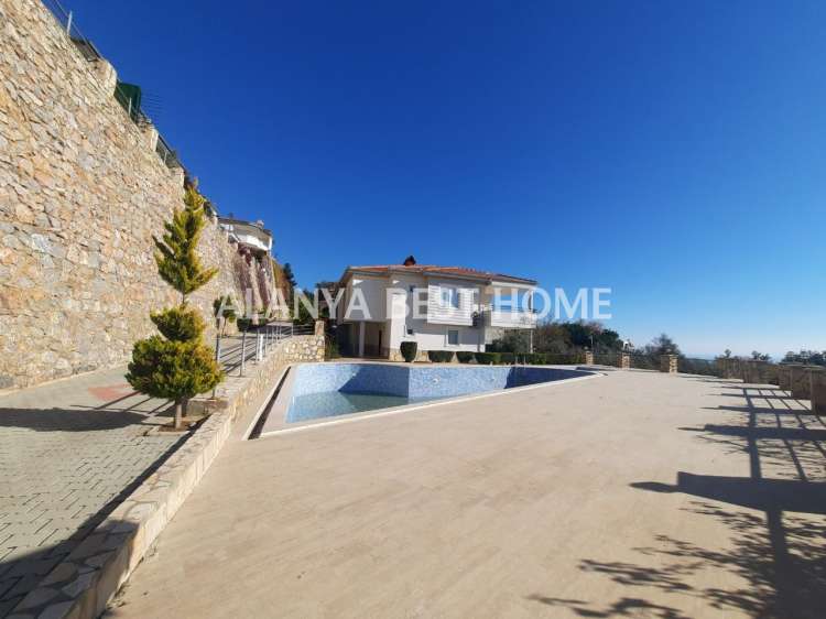 BÜYÜKHASBAHÇE'DE SİTE İÇERİSİNDE DENİZ VE KALE MANZARALI VATANDAŞLIĞA UYGUN 3+1 VİLLA