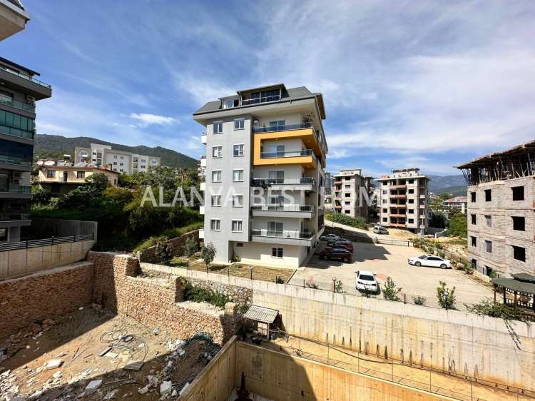 ALANYA YUKARI OBA'DA TEK BLOKLU HAVUZLU SİTE İÇERİSİNDE 3+1 AYRI MUTFAKLI DAİRE