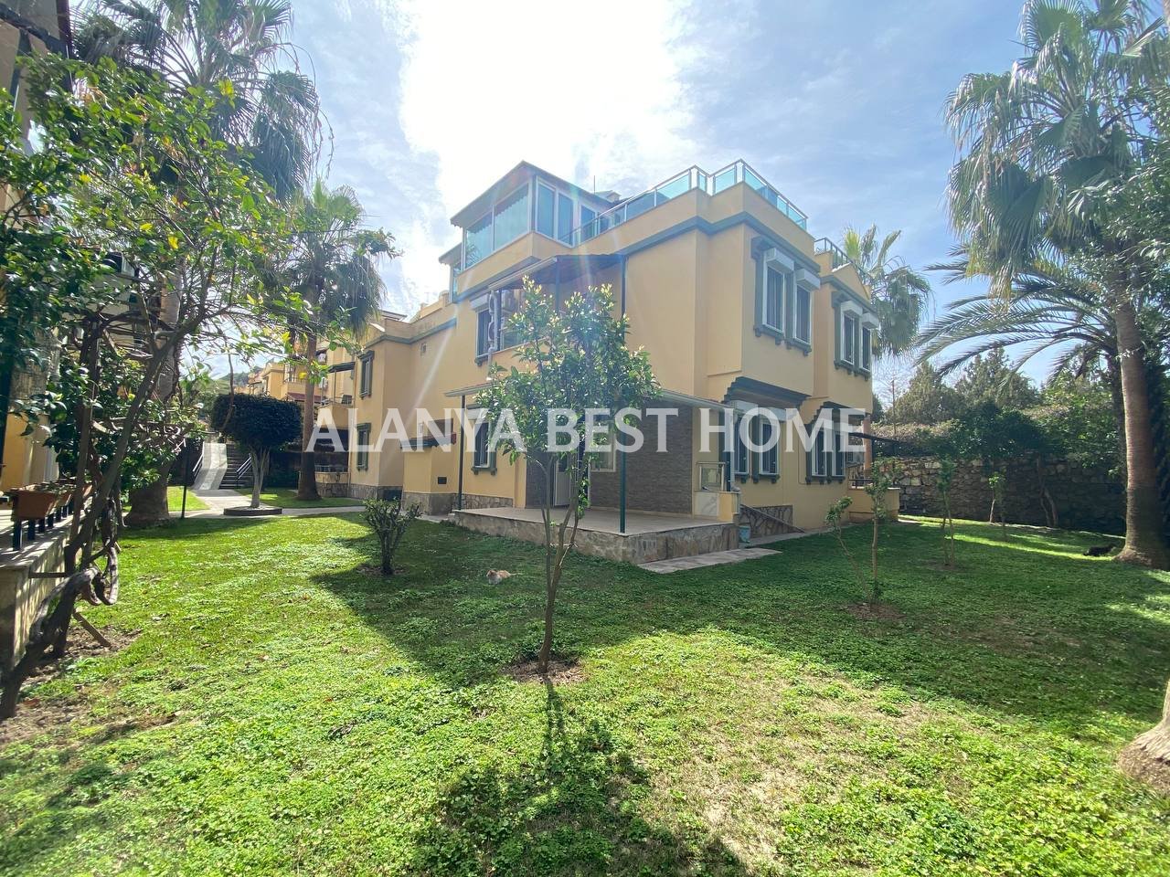 ALANYA KONAKLI'DA DENİZE MT MESAFEDE HAVUZLU SİTE İÇERİSİNDE 3+1 EŞYALI VİLLA